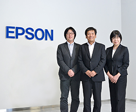 セイコーエプソン株式会社 IT推進本部 情報化推進部 主事 瀧澤 聡 氏(左)、人事本部 人事部 課長 赤沼 典昌 氏(中央)、人事本部 人事部 主事 杉田 啓子 氏(右)