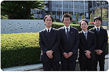 【写真】
出納事務局出納管理課 総合財務企画監 日比哲也 様(左から2人目)
総合企画部 情報企画課 システム担当 課長補佐 大野鉱三 様(左から3人目)
出納事務局出納管理課 総合財務担当課長補佐 棚瀬正樹 様(左)
総合企画部 情報企画課 システム担当 主査 棚橋博司 様(右)