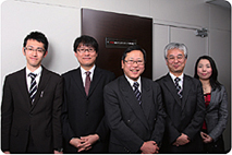 【写真】
代表取締役 仲田正利 様(中)
営業部課長 長瀬徹哉 様(左から二人目)
営業部 早川浩平 様(左)
株式会社ベスト・システム・リサーチ 代表取締役社長 田代浩一 様(右から二人目)
株式会社ベスト・システム・リサーチ 森田結実 様(右)