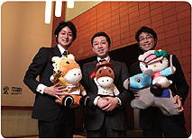 【写真】
お客様事業部 システム統括室 統合情報システム課 課長補佐 横田健樹 様(中)
お客様事業部 システム統括室 統合情報システム課 統合情報システム係長 尾ア準一 様(右)
お客様事業部 システム統括室 統合情報システム課 統合情報システム係 竹田祐一郎 様(左)