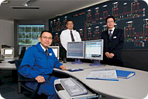 【写真】京王電鉄株式会社 鉄道事業本部 車両電気部 課長補佐 樋木 広 様(右) 鉄道事業本部 車両電気部 電力指令長 桐生 守 様(左) 鉄道事業本部 車両電気部 電力課 主任 松永 隆 様(中)
