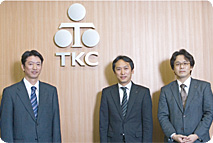 【写真】栃木本社 社長室 次長 金森 直樹 様(中) 首都圏統括センター ネットワーク・システム・グループ(NSG) グループリーダ 長子谷 典央 様(右) 西日本統括センター ネットワーク・システム・グループ(NSG) グループリーダ 秦 寿則 様(左)
