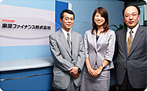 【写真】ネットビジネス事業部 事業部長 野辺 哲也 様(左) ネットビジネス事業部 開発グループ グループ長 和木 昌三 様(右) ネットビジネス事業部 開発グループ 的野 千鶴 様(中)