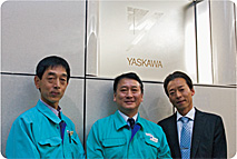 【写真】モーションコントロール事業部 東京工場長 吉田 一昭 様(中) 東京工場設計業務改革担当 課長 高橋 滋樹 様(左) 人事総務部広報グループ 課長 林田 歩 様(右)