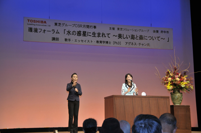 手話通訳(左)がついた講演