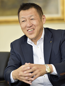 山根 康裕 氏