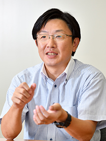 川村 満 氏