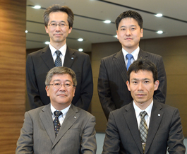 日本製紙株式会社 総務・人事本部 人事部 調査役 上村 宏 氏(左上) 管理本部 情報システム部 調査役 望月 秀敬 氏(右上) 総務・人事本部 人事部 調査役 御供 吉剛 氏(左下) 総務・人事本部 人事部 主席調査役 宇梶 和男 氏(右下)