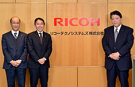 リコーテクノシステムズ株式会社 様 技術統括本部 IT/S戦略センター 第2IT企画展開部 企画展開2グループ リーダー 松田 和信 氏(左)、技術統括本部 IT/S戦略センター センター長 谷口 俊哉 氏(中央)、センターサービス統括本部 総合コンタクトセンター RTC統括室 室長 桑野 俊彦 氏(右)の写真