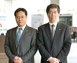 株式会社東芝 調達部 戦略調達企画担当 グループ長 片山 琢 氏(左) 調達部 参事 松田 恭典 氏(右)