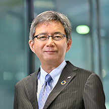 [写真] 一般社団法人量子技術による新産業創出協議会（Q-STAR）実行委員長 株式会社 東芝 執行役上席常務 CDO 東芝デジタルソリューションズ株式会社 取締役社長 岡田 俊輔