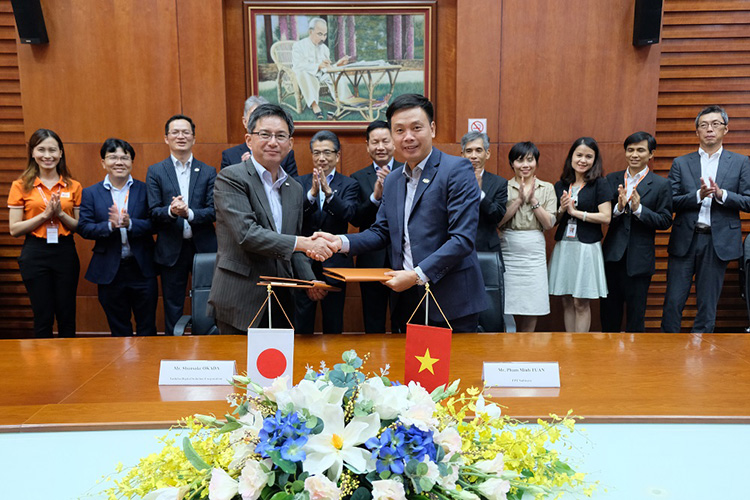 東芝デジタルソリューションズ インダストリアルソリューション事業部 事業部長 岡田 俊輔、FPT Software Company 代表取締役社長 ファム・ミン・トゥアン