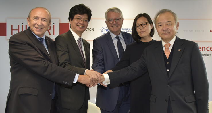 本実証事業の関係者(Gerard Collombリヨン市長/左、東芝 コミュニティ・ソリューション社の秋葉社長/右)